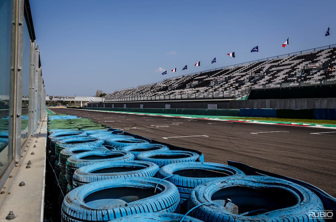 Ligne droite des stands à Magny-Cours